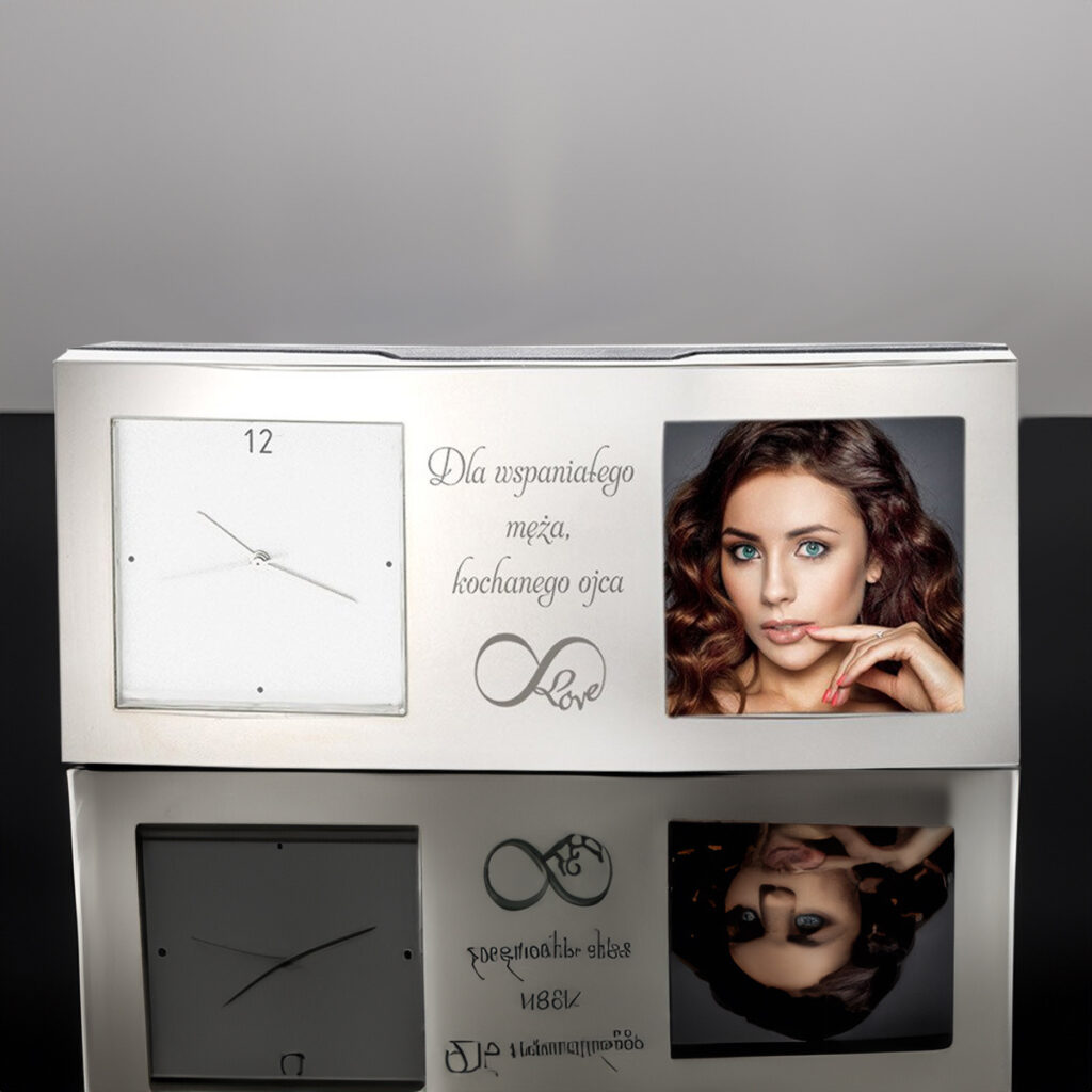 Posrebrzany metalowy zegar kwarcowy na biurko z ramką GRAWER PREZENT
Pomysł na prezeznt od prezezntowyklucz.pl