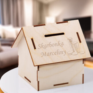 drewniana skarbonka domek z personalizowanym grawerem