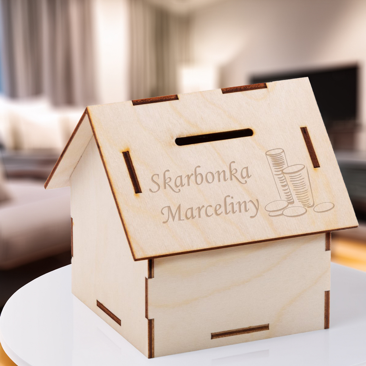 drewniana skarbonka domek z personalizowanym grawerem