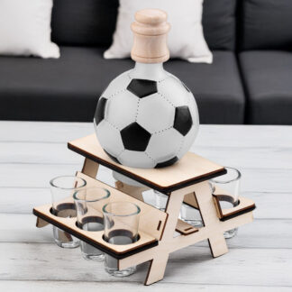 karafka w kształcie piłki nożnej z kieliszkami i grawerem dla kibica.